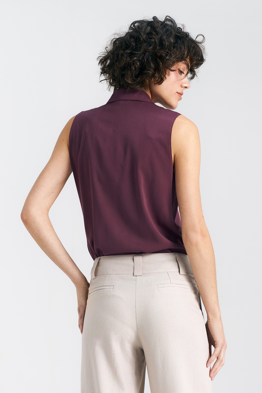 Bluzka bez rękawów z kołnierzykiem B159 Śliwka - Nife — zdjęcie 3