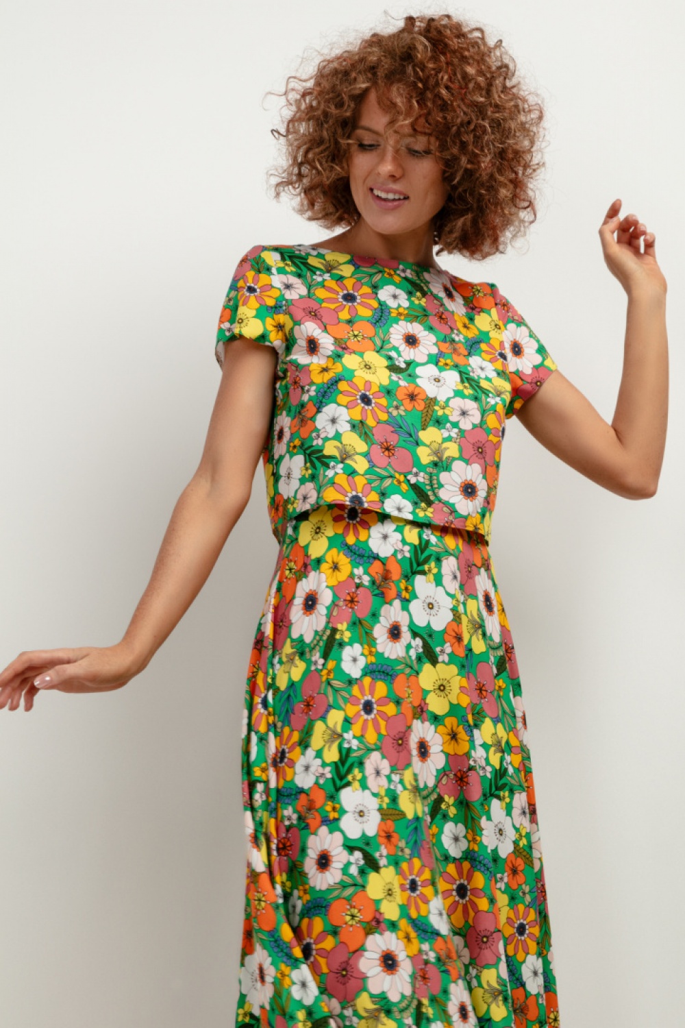 Bluzka Model T408 Kwiaty na zielonym tle - Tessita — zdjęcie 2