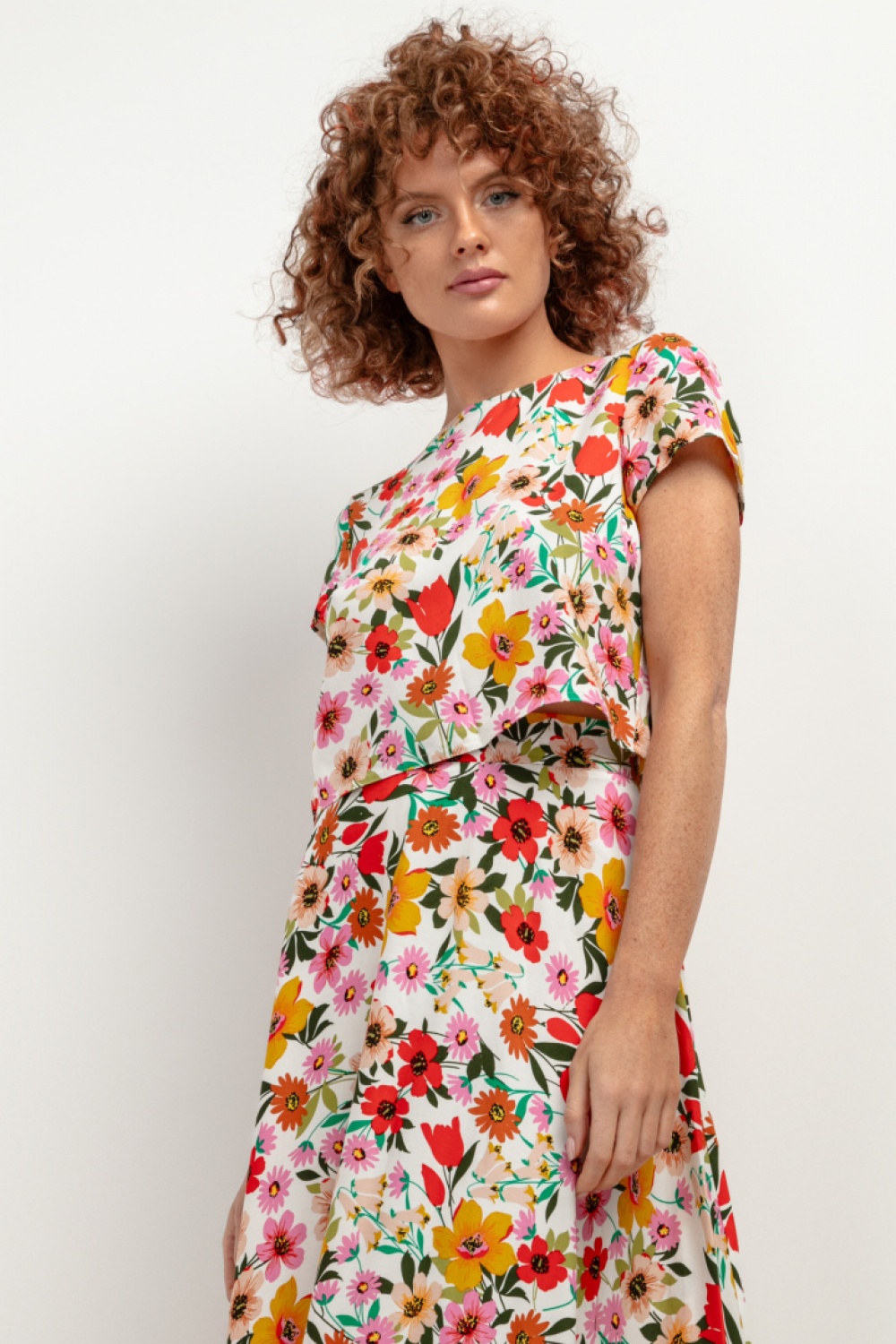 Bluzka Model T408 Kwiaty na białym tle - Tessita — zdjęcie 2