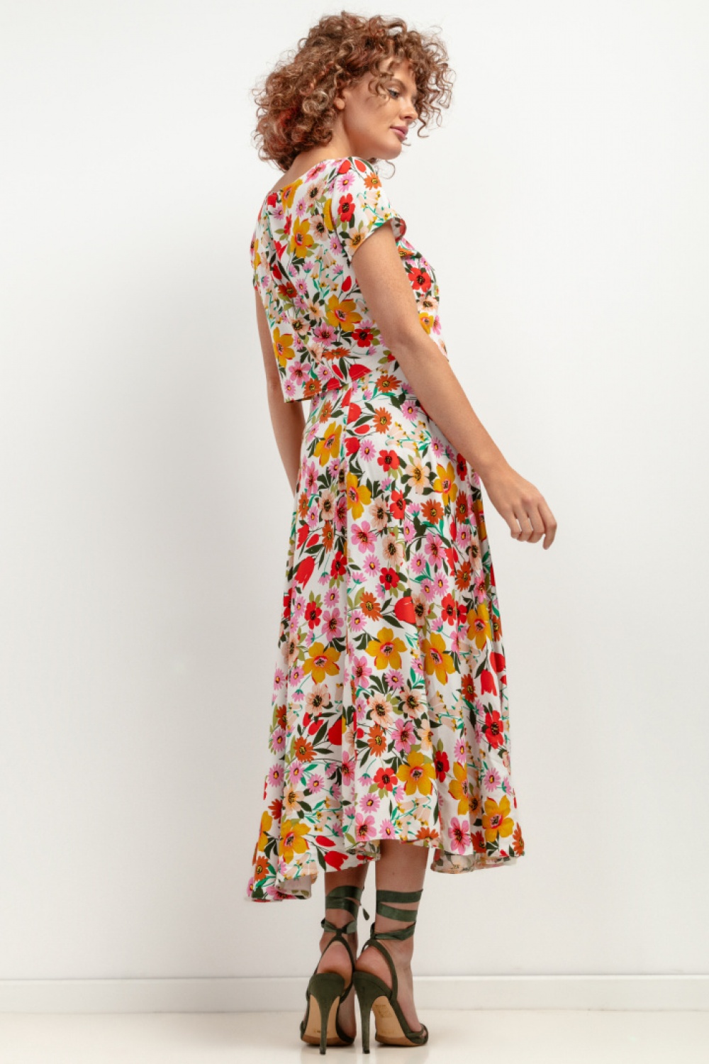 Bluzka Model T408 Kwiaty na białym tle - Tessita — zdjęcie 3