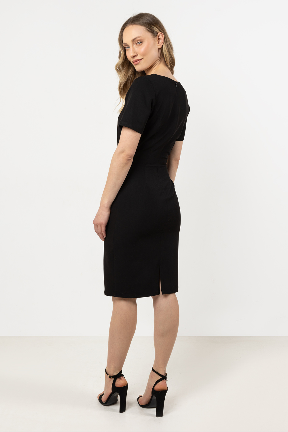 Sukienka Model A710 Black - awama — zdjęcie 3