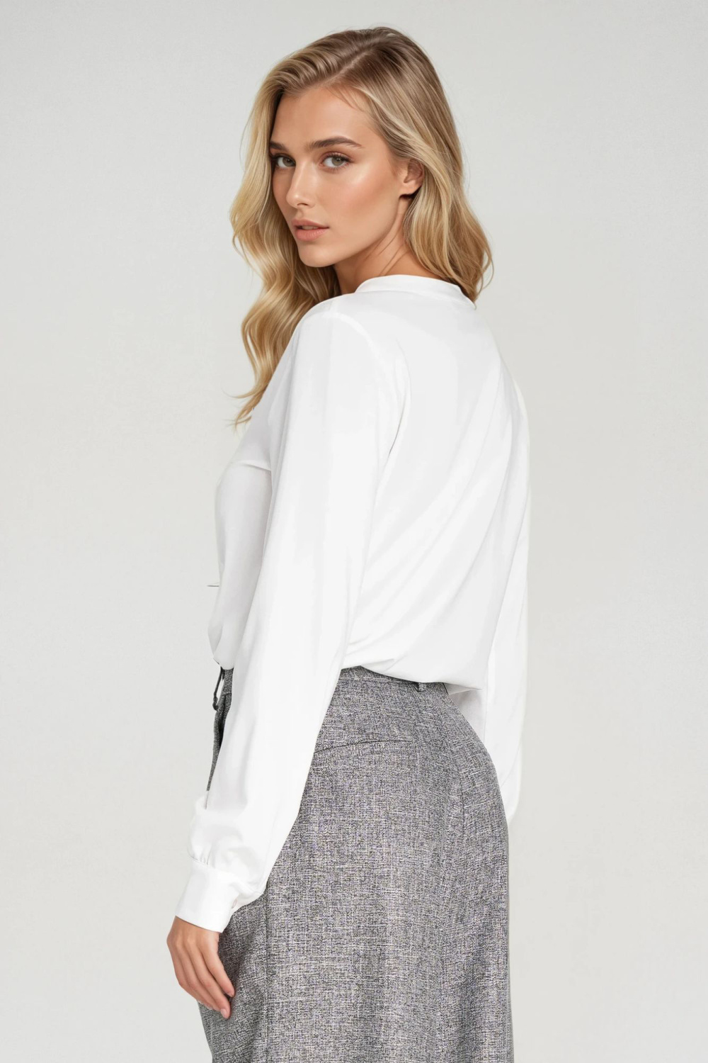 Wiskozowa bluzka z szeroką plisą na dekolcie B196 Ecru - Nife — zdjęcie 3