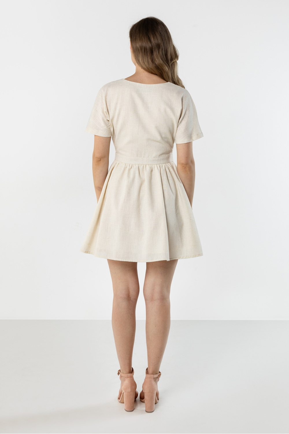 Sukienka Model A769 Beige - awama — zdjęcie 3