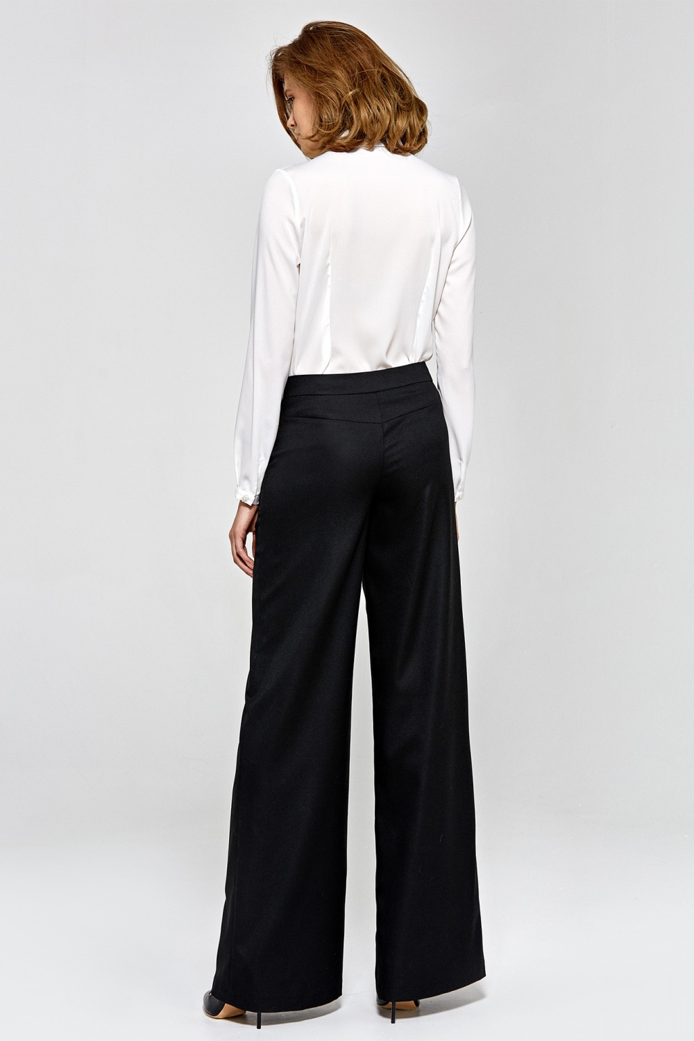 Delikatna bluzka ecru z marszczeniem przy kołnierzyku B131 Ecru - Nife — zdjęcie 2