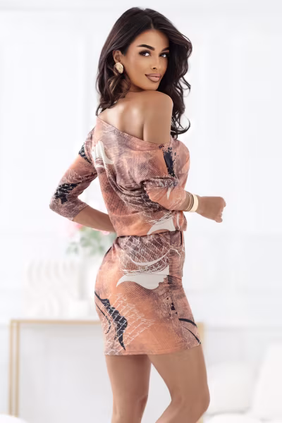 Sukienka Model 13-168 Wzór Napisy - Numoco — zdjęcie 3