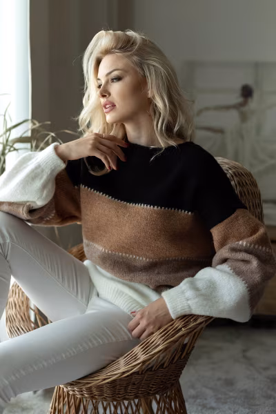 Sweter Damski Model 30084 Black - PeeKaBoo — zdjęcie 2