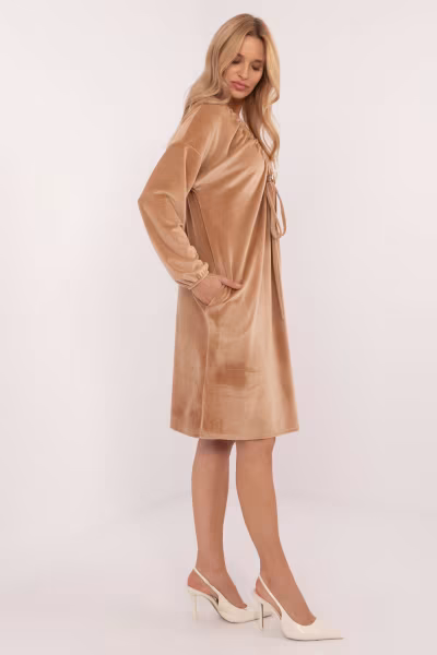 Sukienka Model DHJ-SK-19890.86P Camel - Italy Moda — zdjęcie 2
