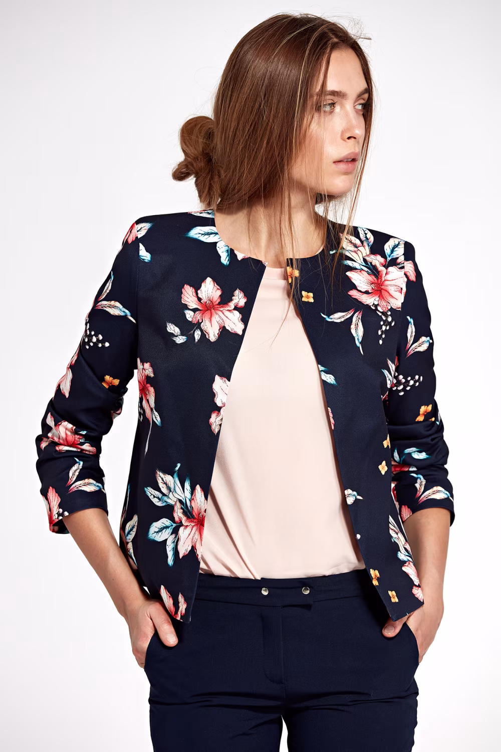 Krótki granatowy żakiet w kwiaty Z57 Flowers - Nife