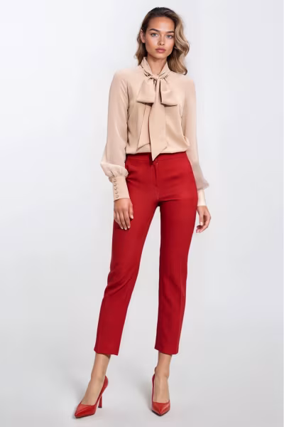 Delikatna beżowa bluzka z szarfą B182 Beige - Nife — zdjęcie 2