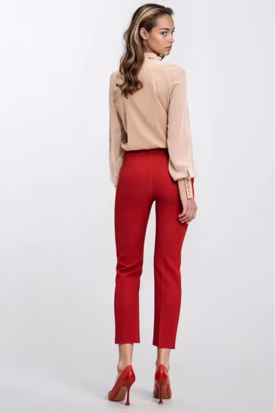 Delikatna beżowa bluzka z szarfą B182 Beige - Nife — zdjęcie 3