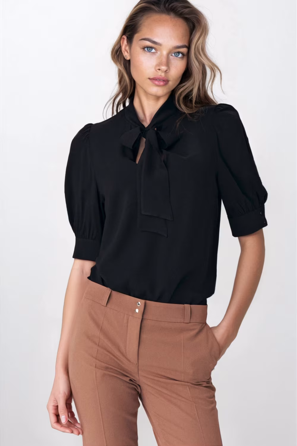 Elegancka czarna bluzka z wiązaniem na dekolcie B170 Black - Nife