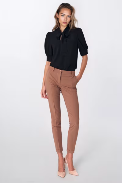 Elegancka czarna bluzka z wiązaniem na dekolcie B170 Black - Nife — zdjęcie 2