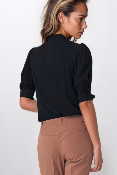 Elegancka czarna bluzka z wiązaniem na dekolcie B170 Black - Nife — zdjęcie 3