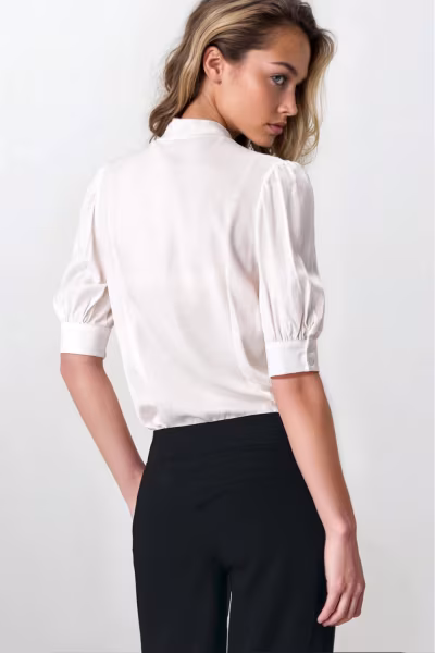 Elegancka bluzka ecru z wiązaniem na dekolcie B170 Ecru - Nife — zdjęcie 3