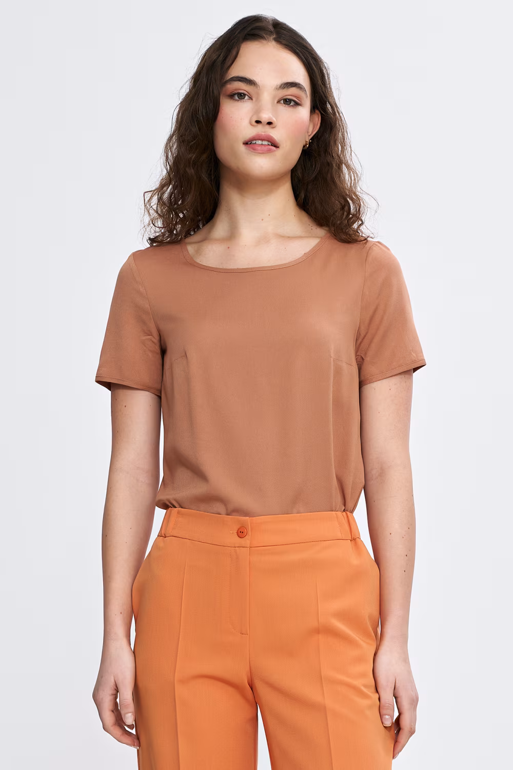 Bluzka basic z krótkim rękawem B193 Carmel - Nife