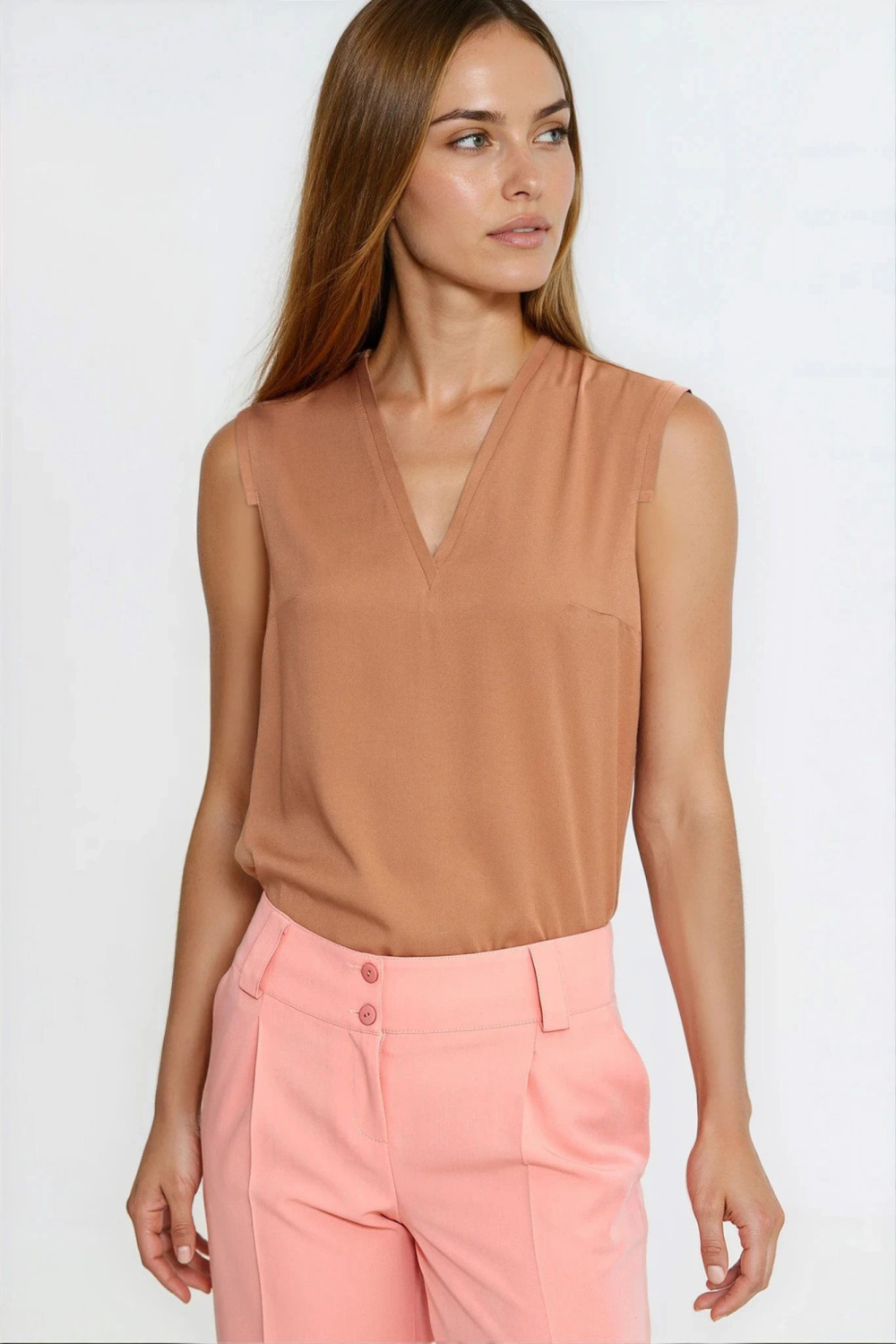 Bluzka bez rękawów z dekoltem V B213 Carmel - Nife