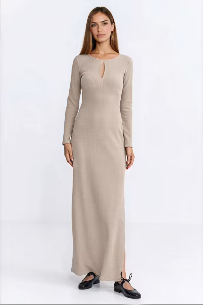 Sukienka maxi z łezką na dekolcie S283 Beige - Nife — zdjęcie 2