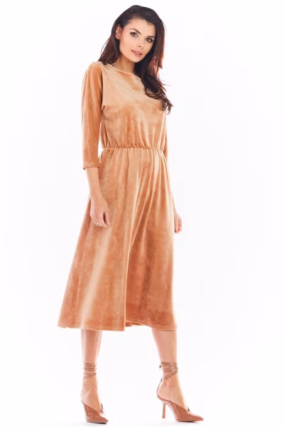 Sukienka Model A407 Welur Beige - awama — zdjęcie 2