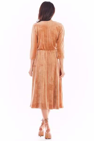 Sukienka Model A407 Welur Beige - awama — zdjęcie 3