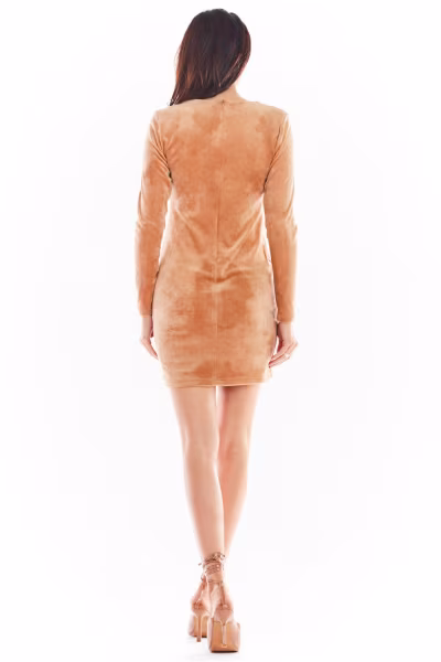 Sukienka Model A404 Welur Beige - awama — zdjęcie 3