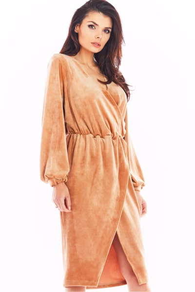 Sukienka Model A406 Welur Beige - awama — zdjęcie 1