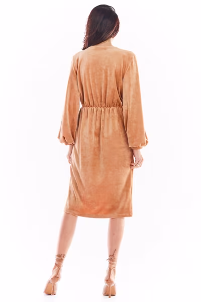 Sukienka Model A406 Welur Beige - awama — zdjęcie 3